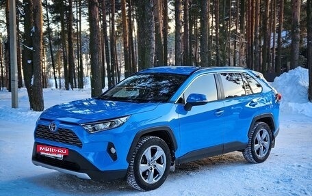 Toyota RAV4, 2021 год, 3 700 000 рублей, 2 фотография