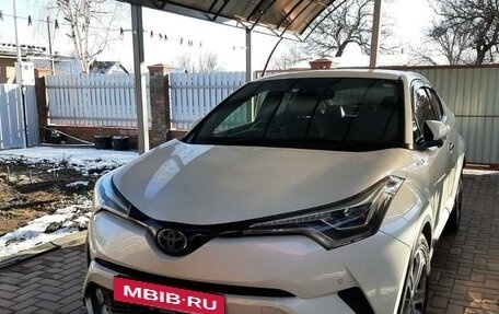 Toyota C-HR I рестайлинг, 2017 год, 2 300 000 рублей, 2 фотография