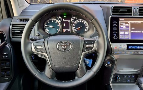 Toyota Land Cruiser Prado 150 рестайлинг 2, 2022 год, 8 900 000 рублей, 12 фотография