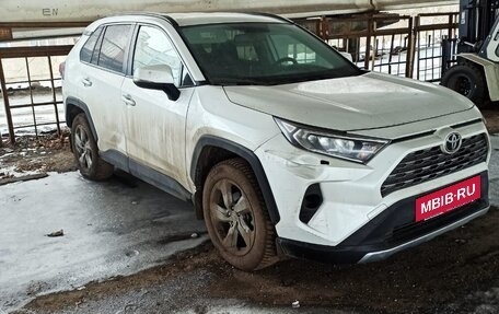 Toyota RAV4, 2021 год, 3 668 000 рублей, 2 фотография