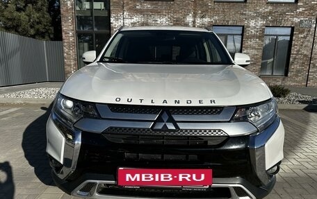 Mitsubishi Outlander III рестайлинг 3, 2019 год, 2 500 000 рублей, 2 фотография