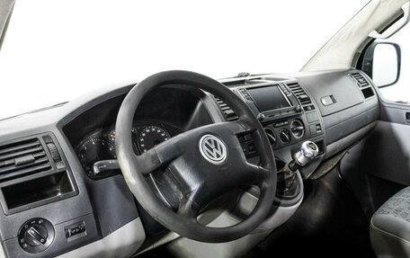 Volkswagen Transporter T5 рестайлинг, 2004 год, 649 777 рублей, 10 фотография