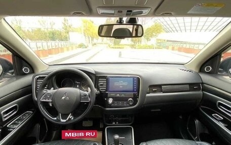 Mitsubishi Outlander III рестайлинг 3, 2020 год, 2 250 000 рублей, 6 фотография