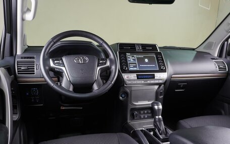 Toyota Land Cruiser Prado 150 рестайлинг 2, 2022 год, 7 725 000 рублей, 6 фотография