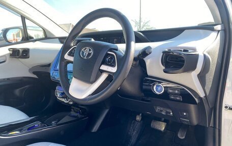 Toyota Prius IV XW50, 2017 год, 2 200 000 рублей, 10 фотография