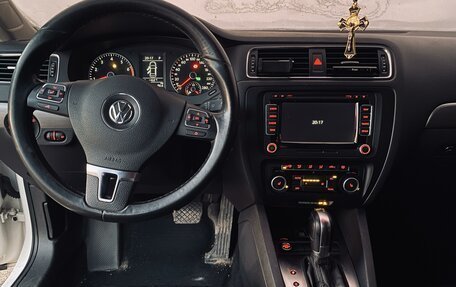 Volkswagen Jetta VI, 2011 год, 980 000 рублей, 2 фотография