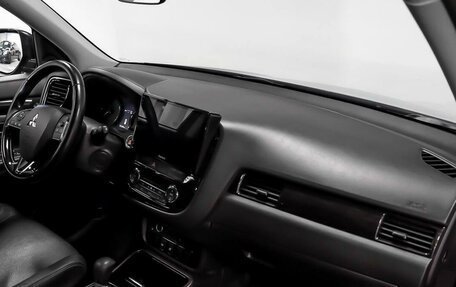 Mitsubishi Outlander III рестайлинг 3, 2017 год, 2 086 000 рублей, 9 фотография