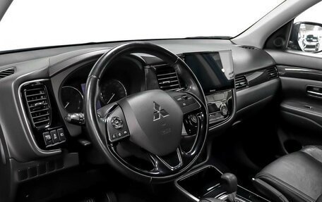 Mitsubishi Outlander III рестайлинг 3, 2017 год, 2 086 000 рублей, 16 фотография