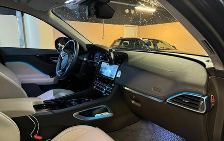 Jaguar F-Pace, 2018 год, 4 000 000 рублей, 10 фотография
