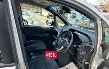Toyota Voxy III, 2017 год, 2 135 000 рублей, 21 фотография