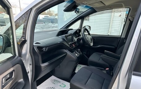 Toyota Voxy III, 2017 год, 2 135 000 рублей, 28 фотография