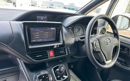 Toyota Voxy III, 2017 год, 2 135 000 рублей, 31 фотография