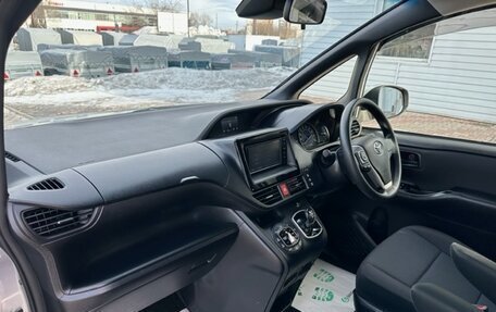 Toyota Voxy III, 2017 год, 2 135 000 рублей, 30 фотография