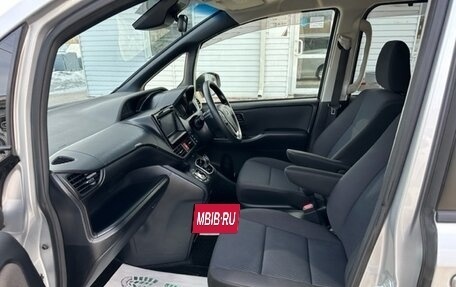 Toyota Voxy III, 2017 год, 2 135 000 рублей, 29 фотография