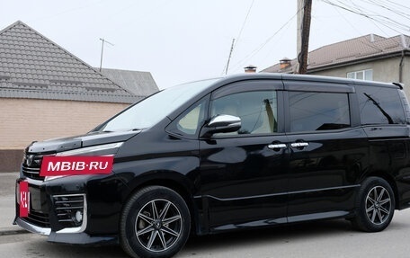 Toyota Voxy III, 2015 год, 2 300 000 рублей, 9 фотография