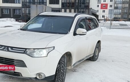 Mitsubishi Outlander III рестайлинг 3, 2013 год, 1 600 000 рублей, 10 фотография