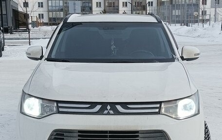 Mitsubishi Outlander III рестайлинг 3, 2013 год, 1 600 000 рублей, 16 фотография