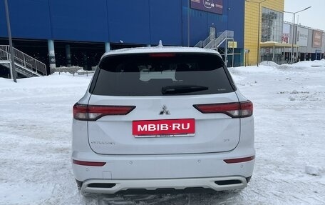 Mitsubishi Outlander, 2022 год, 3 550 000 рублей, 5 фотография