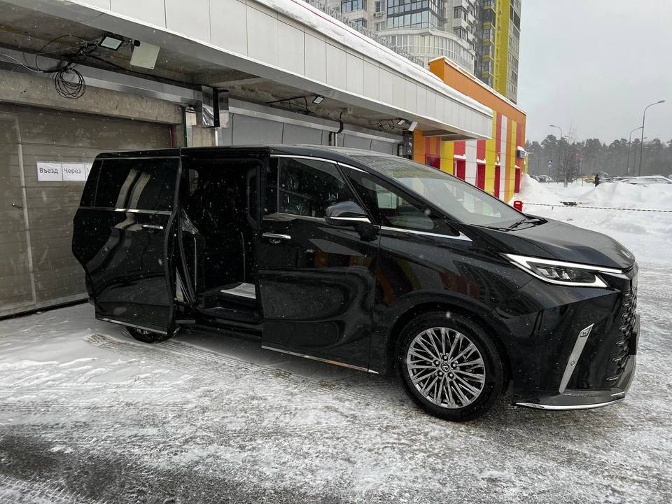 Lexus LM I, 2023 год, 26 000 000 рублей, 3 фотография