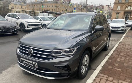Volkswagen Tiguan II, 2021 год, 3 989 000 рублей, 2 фотография