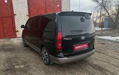 Hyundai Grand Starex Grand Starex I рестайлинг 2, 2018 год, 3 500 000 рублей, 3 фотография