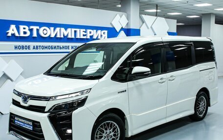 Toyota Voxy III, 2017 год, 2 498 000 рублей, 3 фотография