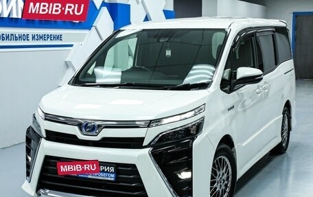 Toyota Voxy III, 2017 год, 2 498 000 рублей, 5 фотография