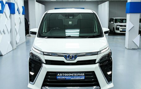 Toyota Voxy III, 2017 год, 2 498 000 рублей, 6 фотография