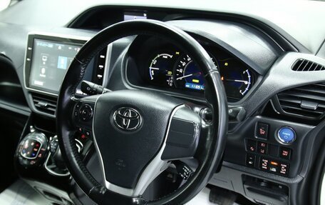 Toyota Voxy III, 2017 год, 2 498 000 рублей, 23 фотография