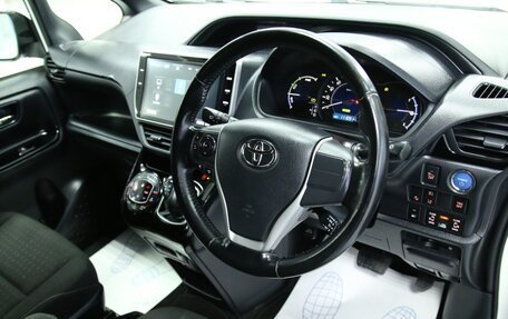 Toyota Voxy III, 2017 год, 2 498 000 рублей, 24 фотография