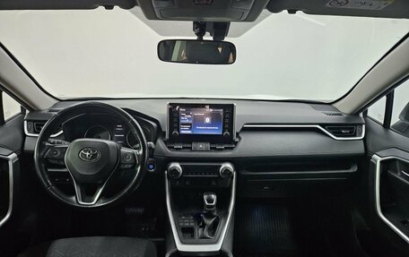 Toyota RAV4, 2020 год, 2 630 000 рублей, 10 фотография