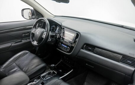 Mitsubishi Outlander III рестайлинг 3, 2017 год, 2 550 000 рублей, 11 фотография