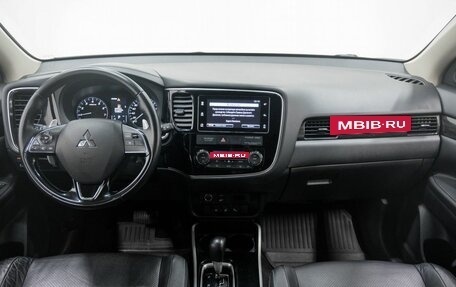 Mitsubishi Outlander III рестайлинг 3, 2017 год, 2 550 000 рублей, 14 фотография