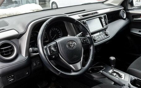 Toyota RAV4, 2018 год, 2 990 000 рублей, 14 фотография