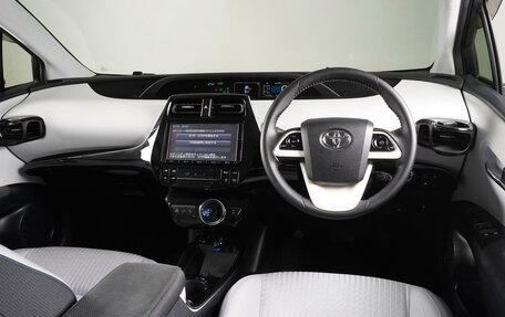 Toyota Prius IV XW50, 2017 год, 2 219 000 рублей, 6 фотография