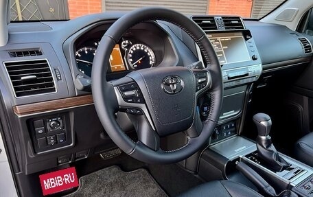 Toyota Land Cruiser Prado 150 рестайлинг 2, 2022 год, 9 100 000 рублей, 13 фотография