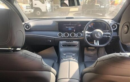 Mercedes-Benz E-Класс, 2020 год, 2 500 000 рублей, 10 фотография