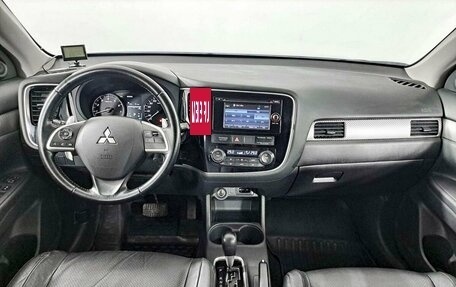 Mitsubishi Outlander III рестайлинг 3, 2014 год, 1 905 000 рублей, 14 фотография