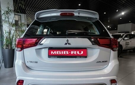 Mitsubishi Outlander III рестайлинг 3, 2022 год, 3 200 000 рублей, 6 фотография