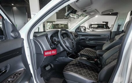 Mitsubishi Outlander III рестайлинг 3, 2022 год, 3 200 000 рублей, 7 фотография