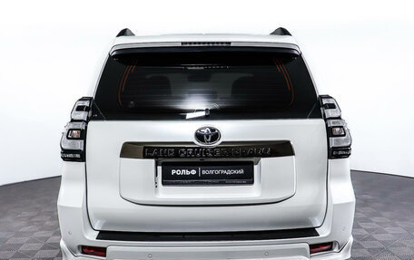 Toyota Land Cruiser Prado 150 рестайлинг 2, 2022 год, 9 998 000 рублей, 6 фотография