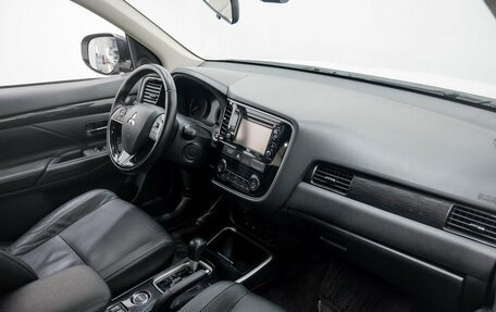 Mitsubishi Outlander III рестайлинг 3, 2017 год, 2 077 000 рублей, 11 фотография