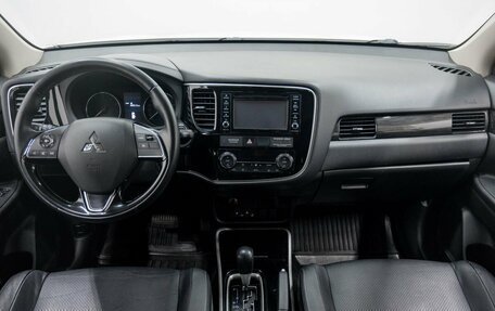 Mitsubishi Outlander III рестайлинг 3, 2017 год, 2 077 000 рублей, 14 фотография
