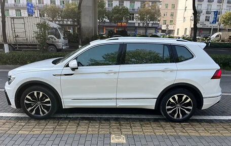 Volkswagen Tiguan II, 2021 год, 2 070 000 рублей, 3 фотография