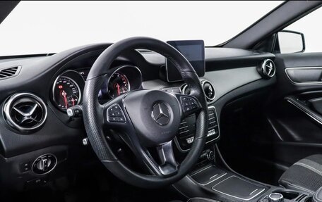 Mercedes-Benz GLA, 2019 год, 2 700 000 рублей, 14 фотография