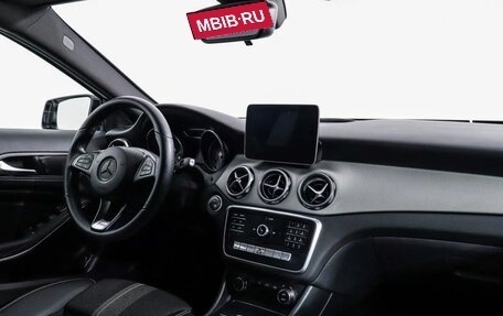 Mercedes-Benz GLA, 2019 год, 2 700 000 рублей, 13 фотография