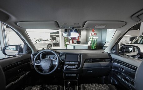 Mitsubishi Outlander III рестайлинг 3, 2022 год, 3 200 000 рублей, 11 фотография