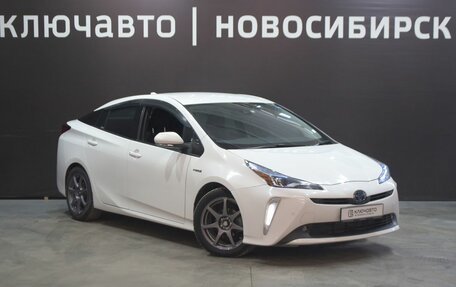 Toyota Prius IV XW50, 2019 год, 1 970 000 рублей, 3 фотография