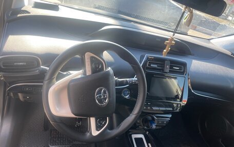 Toyota Prius IV XW50, 2016 год, 1 699 999 рублей, 5 фотография