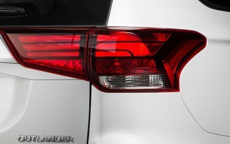 Mitsubishi Outlander III рестайлинг 3, 2022 год, 2 900 000 рублей, 3 фотография